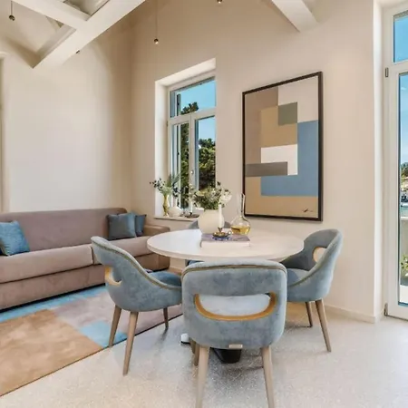 Awesome In With House Sea View شقة